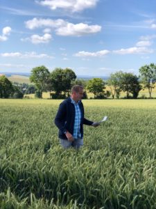 Andreas Steier bei der Erläuterung der Weizenstreifenanlage