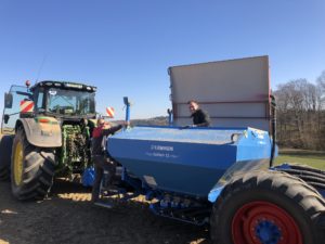 Herr Barchewitz & Herr Proft bei der Beschickung der Drillmaschine (v.l.n.r)