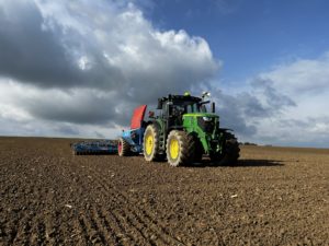 Der 6 250 R von John Deere mit der Lemken Solitär 12 bei der Arbeit